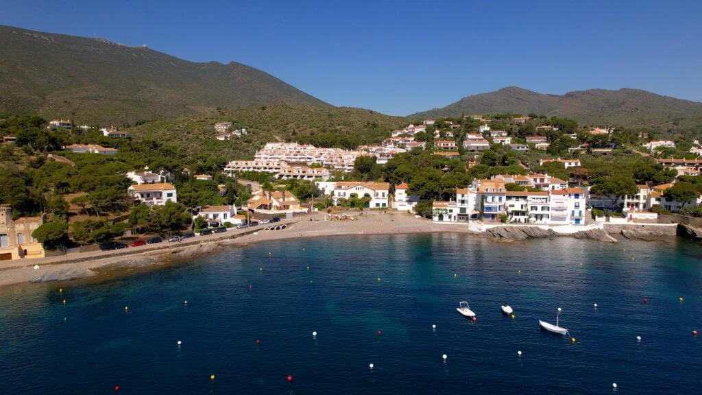 PUEBLOS DE GERONA » Vive la experiencia de conocer los 9 mejores Aerial view of Cadaques town on Mediterranean Sea coast of Costa Brava, Catalonia, Spain