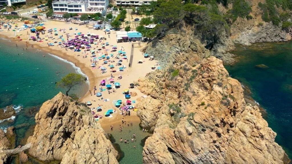PUEBLOS DE GERONA » Vive la experiencia de conocer los 9 mejores Aerial view of Tossa de Mar beach, in Gerona province, Catalonia, Spain. Platja de la Mar Menuda