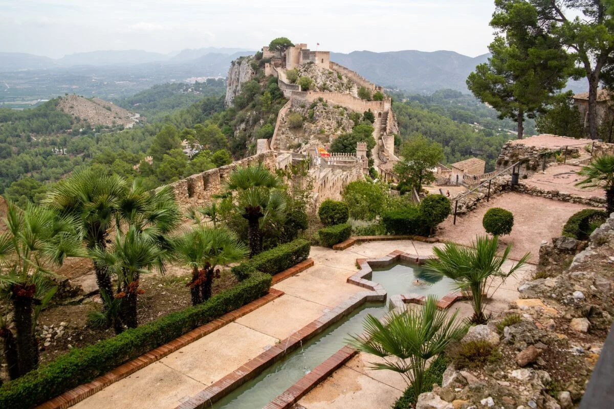 PUEBLOS DE VALENCIA » Los 7 mejores lugares de esta comunidad Beautiful shot of a historical monument Castillo de Jativa in Spain with water fountain