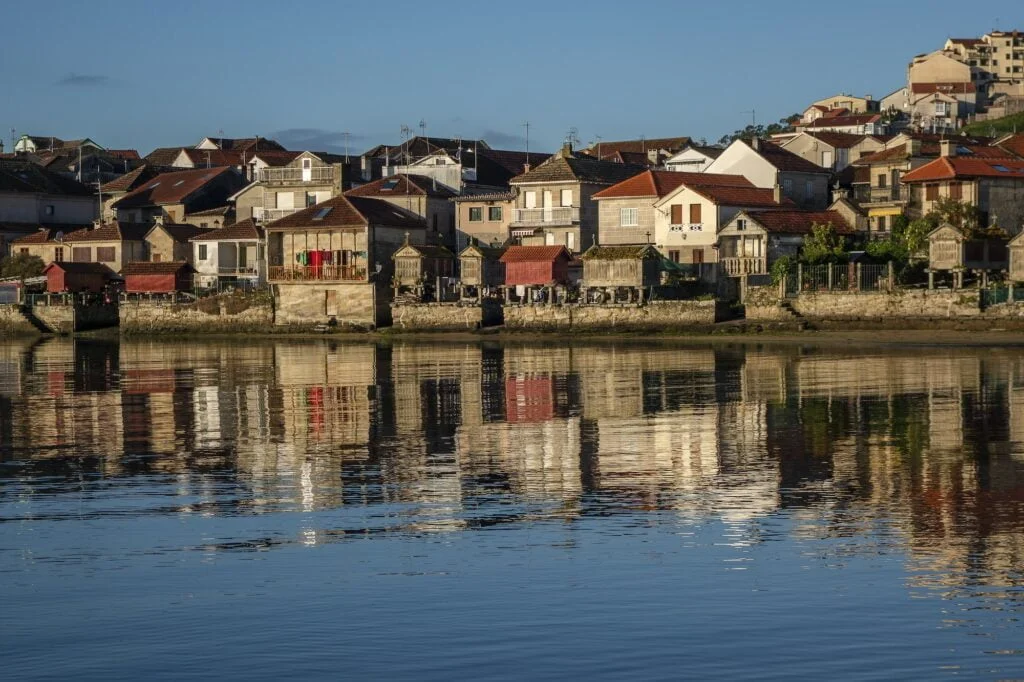 PUEBLOS DE GALICIA » Los 10 mejores para una escapada genial Beautiful wide shot of the Combarro Fishermen's Village in Galicia, Spain