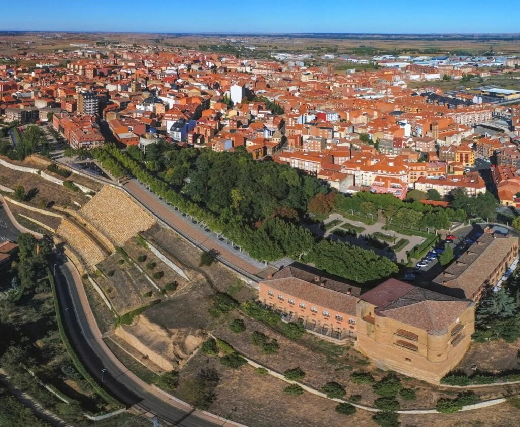 PUEBLOS DE ZAMORA » Descubre que ver y hacer en estas tierras Benavente, village of Zamora,Spain. Drone photo