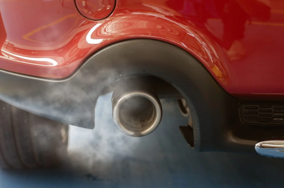 contaminación del aire Car smog and air pollution from the exhaust pipe.