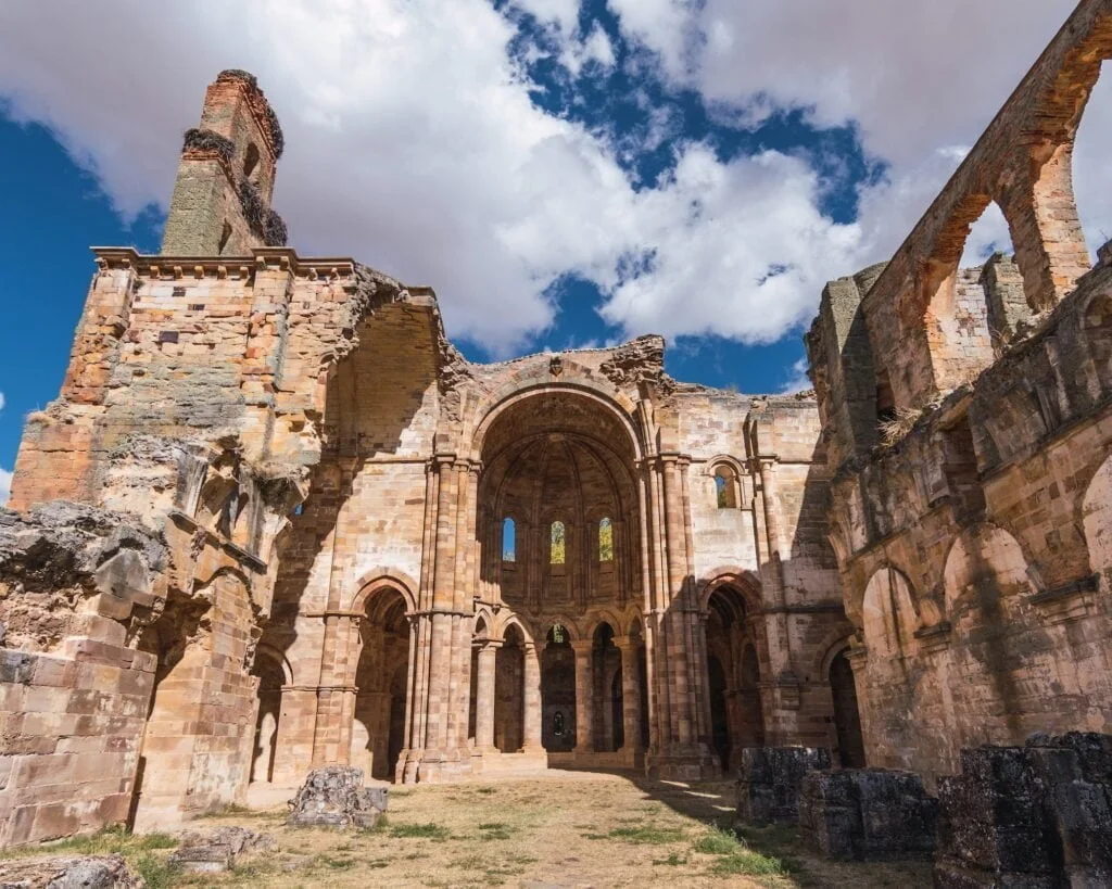 PUEBLOS DE ZAMORA » Descubre que ver y hacer en estas tierras Low angle shot of Moreruela Abbey Granja Spain