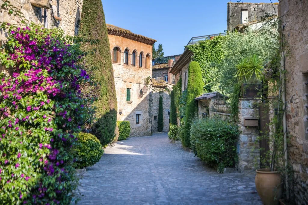PUEBLOS DE GERONA » Vive la experiencia de conocer los 9 mejores Panoramic view of the streets of Peratallada