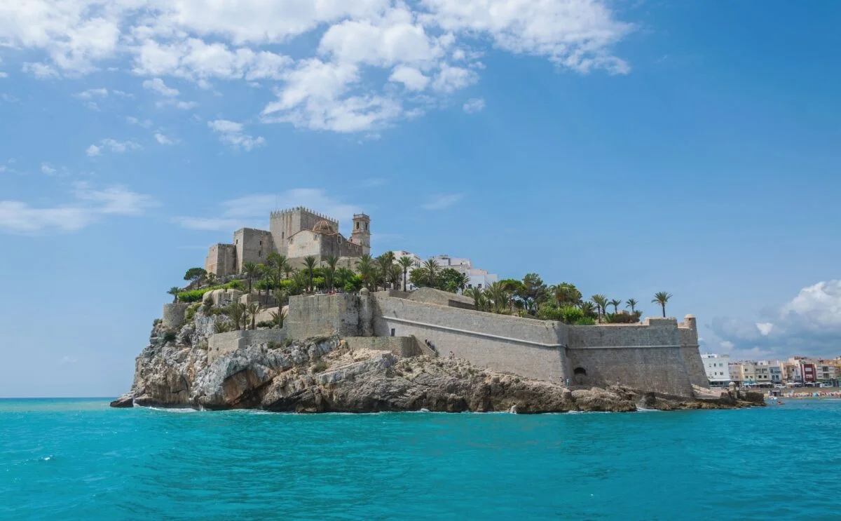 PUEBLOS DE VALENCIA » Los 7 mejores lugares de esta comunidad Peniscola Castle overlooking the Mediterranean Sea on blue white sky background in Spain