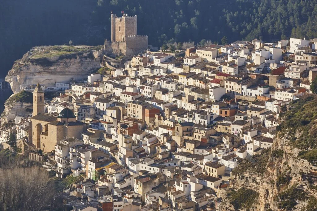 PUEBLOS DE ALBACETE » Visita estos 6 lugares llenos de encanto Picturesque white village on the mountain. Alcala del Jucar. Spain