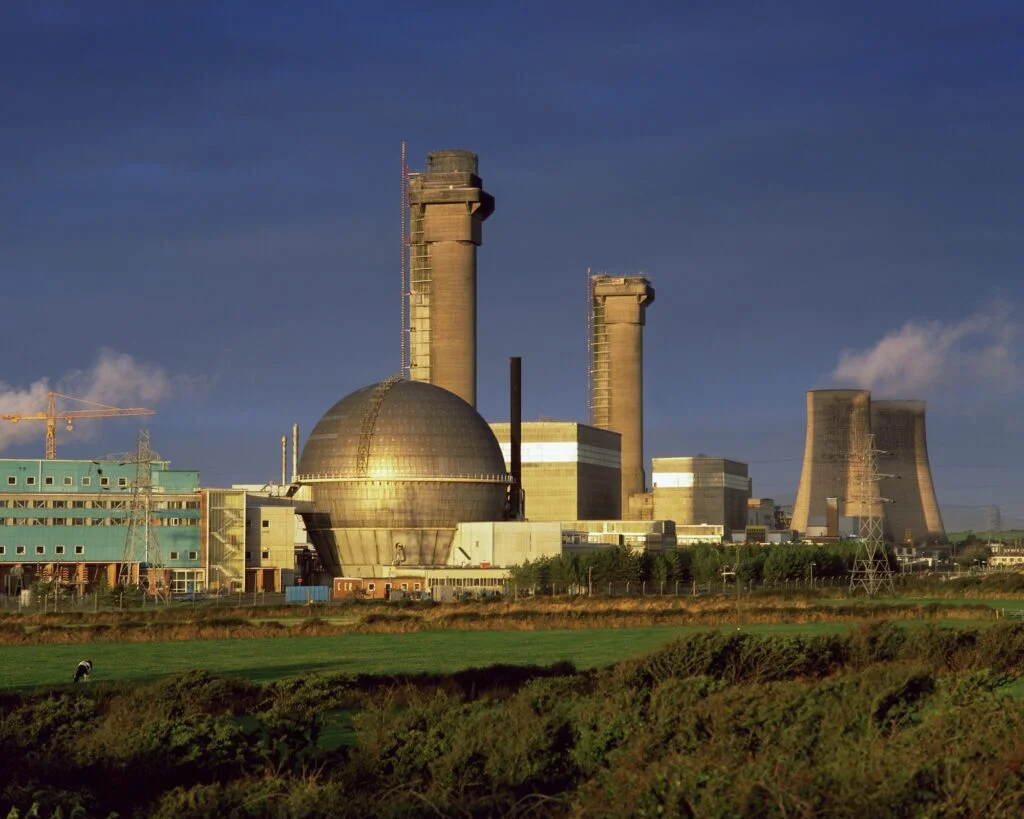 FISIÓN NUCLEAR » Qué es, Cómo se controla, Usos fisión Nuclear. Foto por Envato.