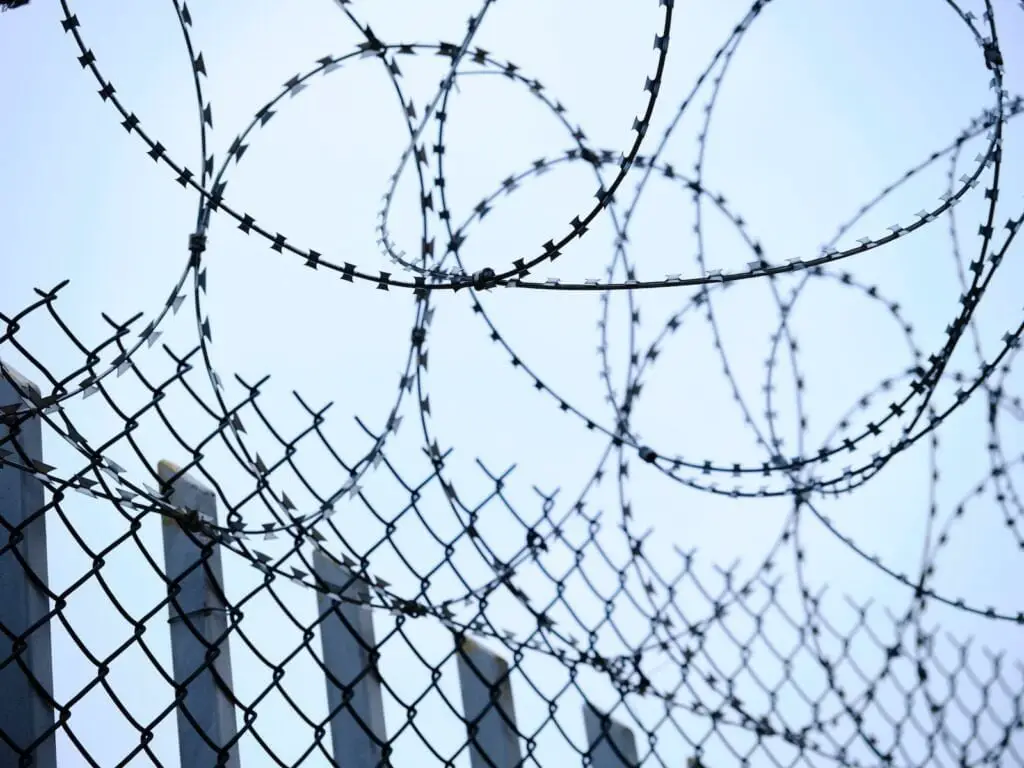 Desigualdad social: sus causas y consecuencias a barbed wire fence